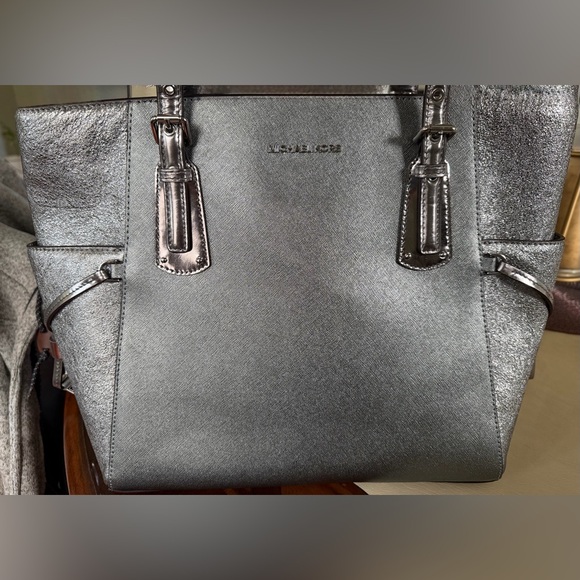 MICHAEL Michael Kors Handbags - Authentic like new Michael Kors, metallic silver purse